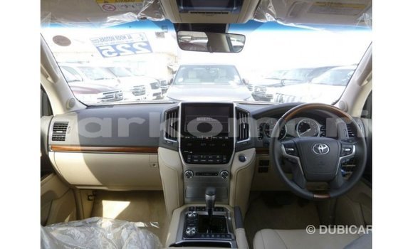 Acheter Import Voiture Toyota Land Cruiser Blanc à Import - Dubai, Grande Comore Acheter Import Voiture Toyota Land Cruiser Blanc à Import - Dubai, Grande Comore