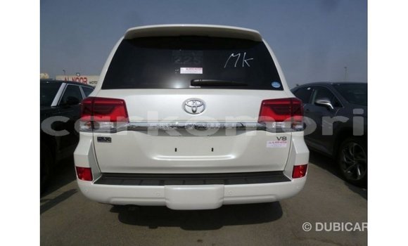 Acheter Import Voiture Toyota Land Cruiser Blanc à Import - Dubai, Grande Comore Acheter Import Voiture Toyota Land Cruiser Blanc à Import - Dubai, Grande Comore