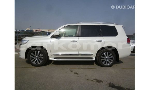 Acheter Import Voiture Toyota Land Cruiser Blanc à Import - Dubai, Grande Comore Acheter Import Voiture Toyota Land Cruiser Blanc à Import - Dubai, Grande Comore