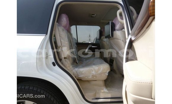 Acheter Import Voiture Toyota Land Cruiser Blanc à Import - Dubai, Grande Comore Acheter Import Voiture Toyota Land Cruiser Blanc à Import - Dubai, Grande Comore