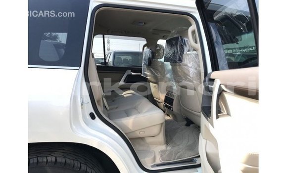 Buy Import Toyota Land Cruiser White Car in Import - Dubai in Great Comore Buy Import Toyota Land Cruiser White Car in Import - Dubai in Great Comore