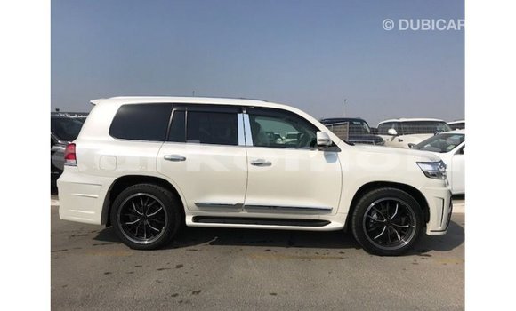 Buy Import Toyota Land Cruiser White Car in Import - Dubai in Great Comore Buy Import Toyota Land Cruiser White Car in Import - Dubai in Great Comore
