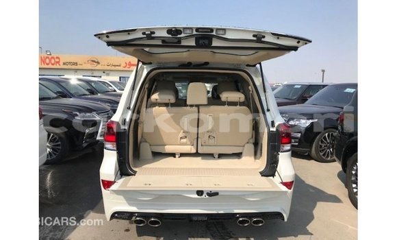 Buy Import Toyota Land Cruiser White Car in Import - Dubai in Great Comore Buy Import Toyota Land Cruiser White Car in Import - Dubai in Great Comore