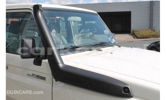 Acheter Import Voiture Toyota Land Cruiser Blanc à Import - Dubai, Grande Comore Acheter Import Voiture Toyota Land Cruiser Blanc à Import - Dubai, Grande Comore
