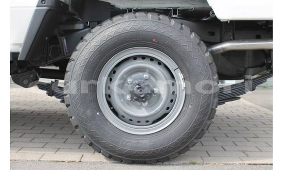 Acheter Import Voiture Toyota Land Cruiser Blanc à Import - Dubai, Grande Comore Acheter Import Voiture Toyota Land Cruiser Blanc à Import - Dubai, Grande Comore