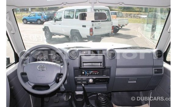 Acheter Import Voiture Toyota Land Cruiser Blanc à Import - Dubai, Grande Comore Acheter Import Voiture Toyota Land Cruiser Blanc à Import - Dubai, Grande Comore