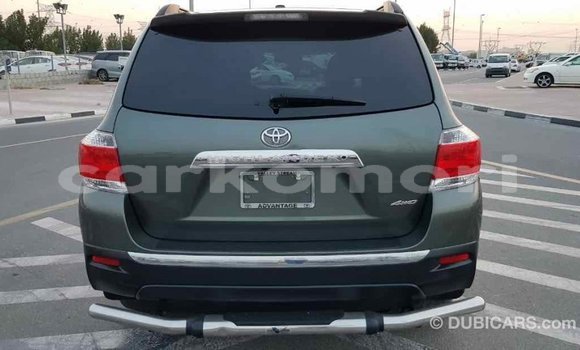 Acheter Import Voiture Toyota Highlander Vert à Import - Dubai, Grande Comore Acheter Import Voiture Toyota Highlander Vert à Import - Dubai, Grande Comore