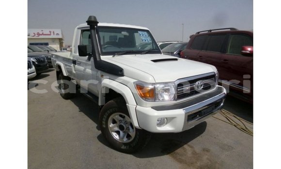 Buy Import Toyota Land Cruiser White Car in Import - Dubai in Great Comore