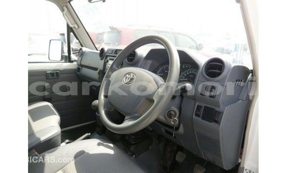 Buy Import Toyota Land Cruiser White Car in Import - Dubai in Great Comore Buy Import Toyota Land Cruiser White Car in Import - Dubai in Great Comore