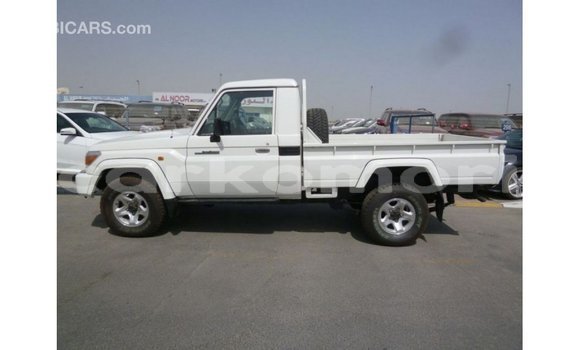 Buy Import Toyota Land Cruiser White Car in Import - Dubai in Great Comore Buy Import Toyota Land Cruiser White Car in Import - Dubai in Great Comore