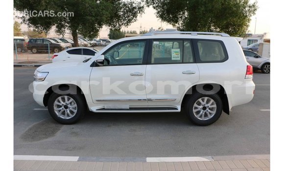 Buy Import Toyota Land Cruiser White Car in Import - Dubai in Great Comore Buy Import Toyota Land Cruiser White Car in Import - Dubai in Great Comore