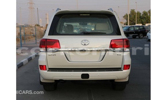 Buy Import Toyota Land Cruiser White Car in Import - Dubai in Great Comore Buy Import Toyota Land Cruiser White Car in Import - Dubai in Great Comore