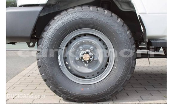 Buy Import Toyota Land Cruiser White Car in Import - Dubai in Great Comore Buy Import Toyota Land Cruiser White Car in Import - Dubai in Great Comore