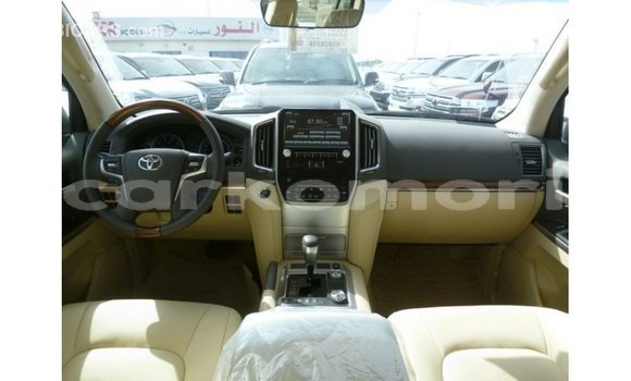 Acheter Import Voiture Toyota Land Cruiser Blanc à Import - Dubai, Grande Comore Acheter Import Voiture Toyota Land Cruiser Blanc à Import - Dubai, Grande Comore