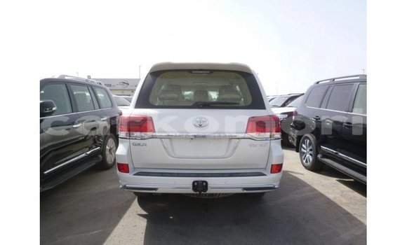 Acheter Import Voiture Toyota Land Cruiser Blanc à Import - Dubai, Grande Comore Acheter Import Voiture Toyota Land Cruiser Blanc à Import - Dubai, Grande Comore