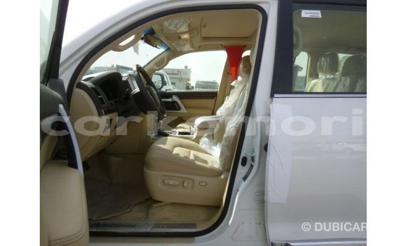 Acheter Import Voiture Toyota Land Cruiser Blanc à Import - Dubai, Grande Comore Acheter Import Voiture Toyota Land Cruiser Blanc à Import - Dubai, Grande Comore