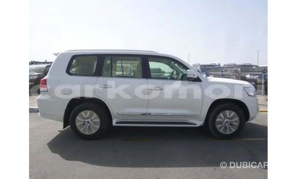 Acheter Import Voiture Toyota Land Cruiser Blanc à Import - Dubai, Grande Comore Acheter Import Voiture Toyota Land Cruiser Blanc à Import - Dubai, Grande Comore