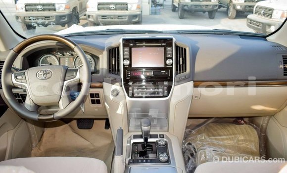 Acheter Import Voiture Toyota Land Cruiser Blanc à Import - Dubai, Grande Comore Acheter Import Voiture Toyota Land Cruiser Blanc à Import - Dubai, Grande Comore