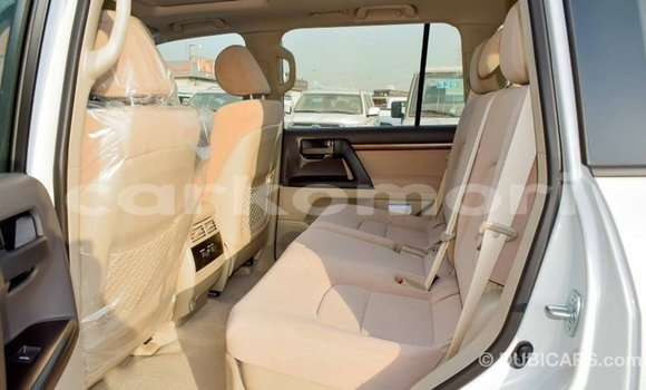 Acheter Import Voiture Toyota Land Cruiser Blanc à Import - Dubai, Grande Comore Acheter Import Voiture Toyota Land Cruiser Blanc à Import - Dubai, Grande Comore