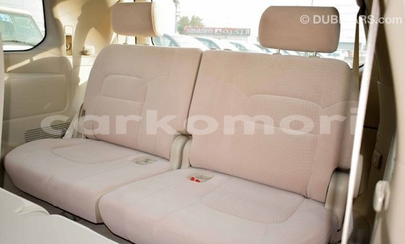 Acheter Import Voiture Toyota Land Cruiser Blanc à Import - Dubai, Grande Comore Acheter Import Voiture Toyota Land Cruiser Blanc à Import - Dubai, Grande Comore