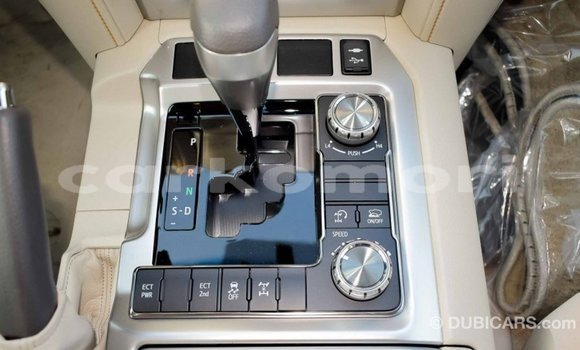 Acheter Import Voiture Toyota Land Cruiser Blanc à Import - Dubai, Grande Comore Acheter Import Voiture Toyota Land Cruiser Blanc à Import - Dubai, Grande Comore