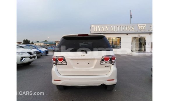 Acheter Import Voiture Toyota Fortuner Blanc à Import - Dubai, Grande Comore