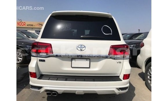 Buy Import Toyota Land Cruiser White Car in Import - Dubai in Great Comore Buy Import Toyota Land Cruiser White Car in Import - Dubai in Great Comore