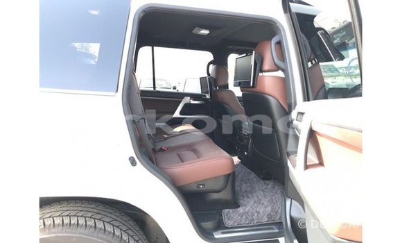 Buy Import Toyota Land Cruiser White Car in Import - Dubai in Great Comore Buy Import Toyota Land Cruiser White Car in Import - Dubai in Great Comore