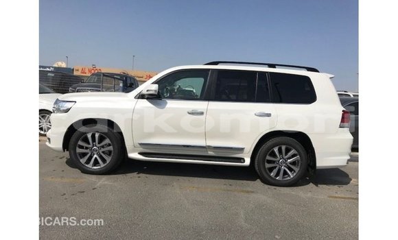 Buy Import Toyota Land Cruiser White Car in Import - Dubai in Great Comore Buy Import Toyota Land Cruiser White Car in Import - Dubai in Great Comore