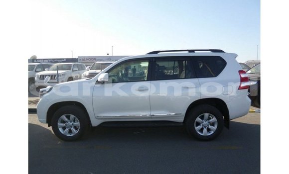 Acheter Import Voiture Toyota Prado Blanc à Import - Dubai, Grande Comore Acheter Import Voiture Toyota Prado Blanc à Import - Dubai, Grande Comore