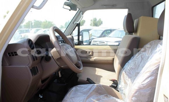 Acheter Import Voiture Toyota Land Cruiser Beige à Import - Dubai, Grande Comore Acheter Import Voiture Toyota Land Cruiser Beige à Import - Dubai, Grande Comore