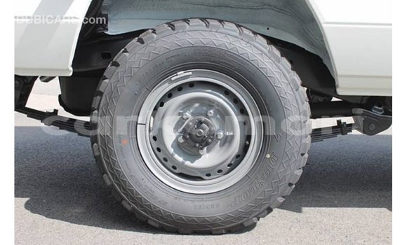 Buy Import Toyota Land Cruiser White Car in Import - Dubai in Great Comore Buy Import Toyota Land Cruiser White Car in Import - Dubai in Great Comore