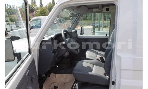 Buy Import Toyota Land Cruiser White Car in Import - Dubai in Great Comore Buy Import Toyota Land Cruiser White Car in Import - Dubai in Great Comore