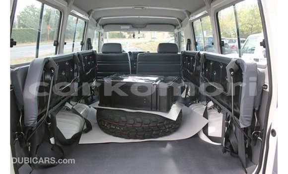 Buy Import Toyota Land Cruiser White Car in Import - Dubai in Great Comore Buy Import Toyota Land Cruiser White Car in Import - Dubai in Great Comore