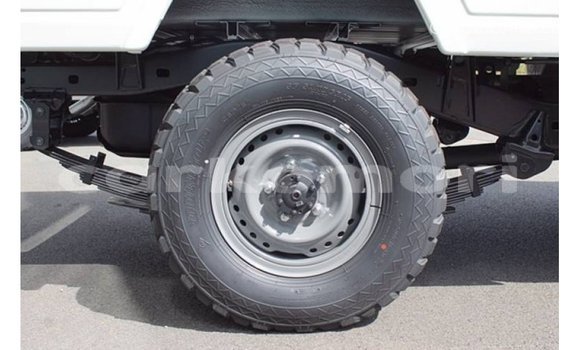 Acheter Import Voiture Toyota Land Cruiser Blanc à Import - Dubai, Grande Comore Acheter Import Voiture Toyota Land Cruiser Blanc à Import - Dubai, Grande Comore