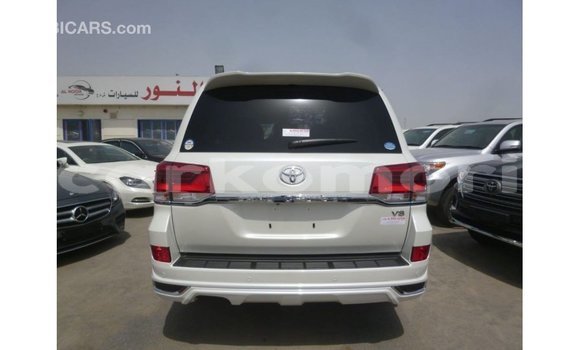 Buy Import Toyota Land Cruiser White Car in Import - Dubai in Great Comore Buy Import Toyota Land Cruiser White Car in Import - Dubai in Great Comore