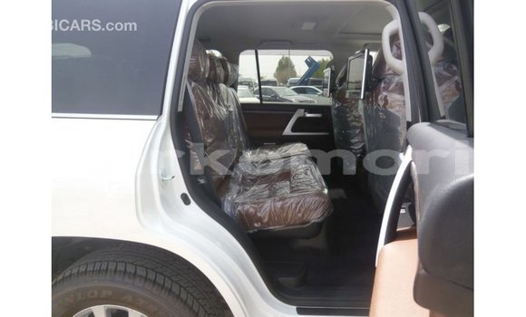 Buy Import Toyota Land Cruiser White Car in Import - Dubai in Great Comore Buy Import Toyota Land Cruiser White Car in Import - Dubai in Great Comore