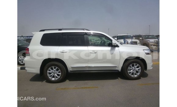 Buy Import Toyota Land Cruiser White Car in Import - Dubai in Great Comore Buy Import Toyota Land Cruiser White Car in Import - Dubai in Great Comore