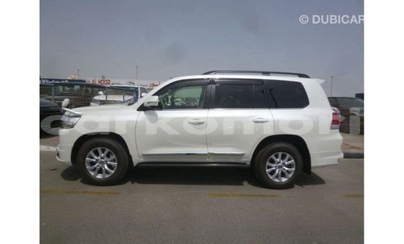 Buy Import Toyota Land Cruiser White Car in Import - Dubai in Great Comore Buy Import Toyota Land Cruiser White Car in Import - Dubai in Great Comore