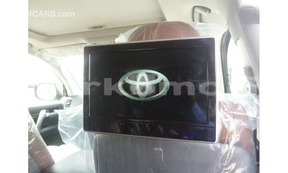 Buy Import Toyota Land Cruiser White Car in Import - Dubai in Great Comore Buy Import Toyota Land Cruiser White Car in Import - Dubai in Great Comore