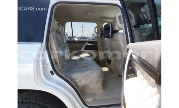 Buy Import Toyota Land Cruiser White Car in Import - Dubai in Great Comore Buy Import Toyota Land Cruiser White Car in Import - Dubai in Great Comore