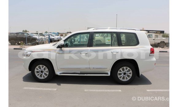 Buy Import Toyota Land Cruiser White Car in Import - Dubai in Great Comore Buy Import Toyota Land Cruiser White Car in Import - Dubai in Great Comore