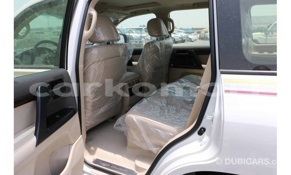 Buy Import Toyota Land Cruiser White Car in Import - Dubai in Great Comore Buy Import Toyota Land Cruiser White Car in Import - Dubai in Great Comore