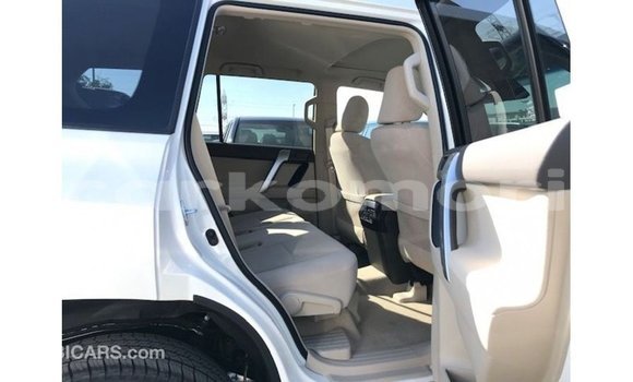 Acheter Import Voiture Toyota Prado Blanc à Import - Dubai, Grande Comore Acheter Import Voiture Toyota Prado Blanc à Import - Dubai, Grande Comore