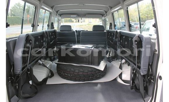 Acheter Import Voiture Toyota Land Cruiser Blanc à Import - Dubai, Grande Comore Acheter Import Voiture Toyota Land Cruiser Blanc à Import - Dubai, Grande Comore