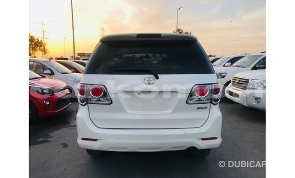 Acheter Import Voiture Toyota Fortuner Blanc à Import - Dubai, Grande Comore Acheter Import Voiture Toyota Fortuner Blanc à Import - Dubai, Grande Comore