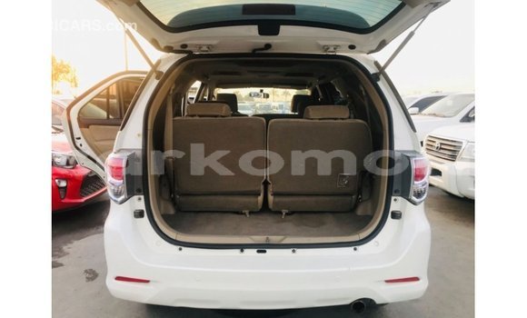 Acheter Import Voiture Toyota Fortuner Blanc à Import - Dubai, Grande Comore Acheter Import Voiture Toyota Fortuner Blanc à Import - Dubai, Grande Comore