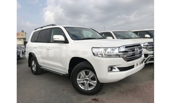 Buy Import Toyota Land Cruiser White Car in Import - Dubai in Great Comore