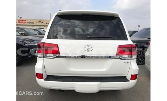 Buy Import Toyota Land Cruiser White Car in Import - Dubai in Great Comore Buy Import Toyota Land Cruiser White Car in Import - Dubai in Great Comore