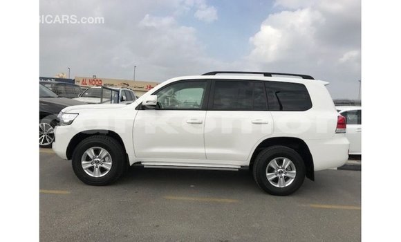 Buy Import Toyota Land Cruiser White Car in Import - Dubai in Great Comore Buy Import Toyota Land Cruiser White Car in Import - Dubai in Great Comore